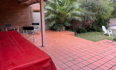 Chalet de 4 dormitorios y gran fondo con pileta!