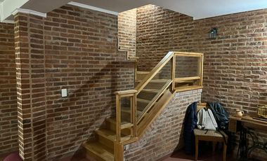 Chalet de 4 dormitorios y gran fondo con pileta!