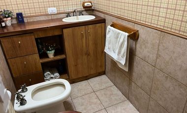 Chalet de 4 dormitorios y gran fondo con pileta!