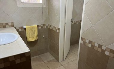 Chalet de 4 dormitorios y gran fondo con pileta!