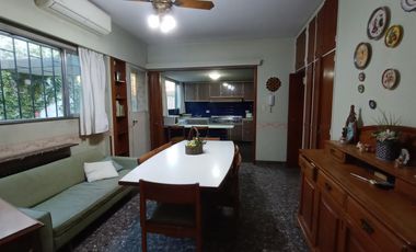 CASA EN EXCELENTE UBICACION SOBRE LOTE DE 819 M2