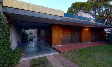 CASA EN EXCELENTE UBICACION SOBRE LOTE DE 819 M2