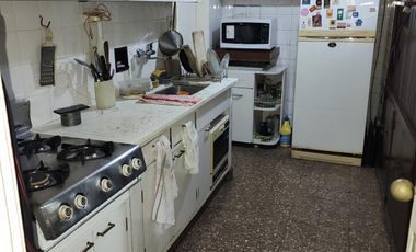 Departamento - venta - Banfield Oeste - cinco ambientes - dependencia - lavadero