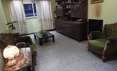 Departamento - venta - Banfield Oeste - cinco ambientes - dependencia - lavadero