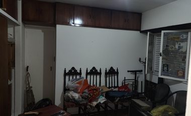 Departamento - venta - Banfield Oeste - cinco ambientes - dependencia - lavadero