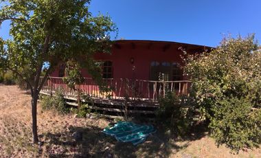 CASA CON PISCINA Y ESPACIO DE MEDITACIÓN EN PIRQUE