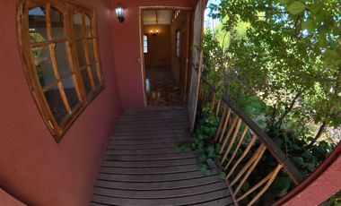 CASA CON PISCINA Y ESPACIO DE MEDITACIÓN EN PIRQUE