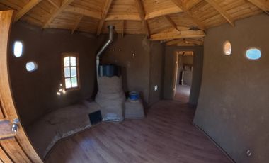 CASA CON PISCINA Y ESPACIO DE MEDITACIÓN EN PIRQUE