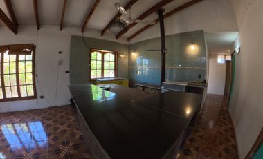 CASA CON PISCINA Y ESPACIO DE MEDITACIÓN EN PIRQUE