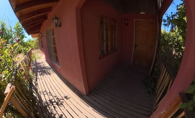 CASA CON PISCINA Y ESPACIO DE MEDITACIÓN EN PIRQUE