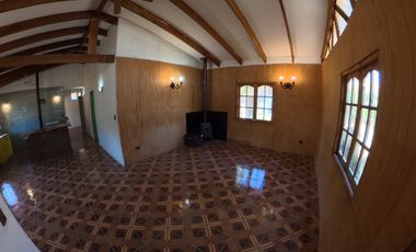 CASA CON PISCINA Y ESPACIO DE MEDITACIÓN EN PIRQUE