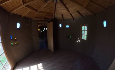CASA CON PISCINA Y ESPACIO DE MEDITACIÓN EN PIRQUE