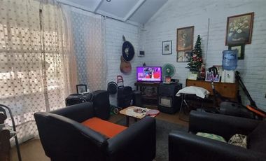 Casa en Venta en Villa Universidad Católica - Pasaje cerrado