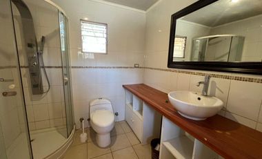 Casa en arriendo c/ estacionamiento en San Francisco de Limache