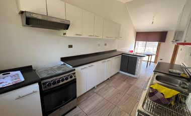 Casa en arriendo c/ estacionamiento en San Francisco de Limache