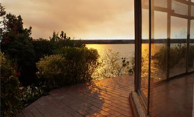 CASA CON MUELLE PRIVILEGIADAS VISTAS AL LAGO RAPEL