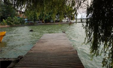 CASA CON MUELLE PRIVILEGIADAS VISTAS AL LAGO RAPEL