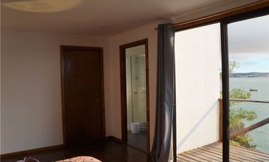 CASA CON MUELLE PRIVILEGIADAS VISTAS AL LAGO RAPEL