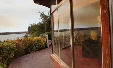 CASA CON MUELLE PRIVILEGIADAS VISTAS AL LAGO RAPEL