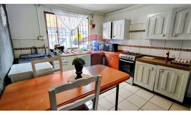 Encantadora casa en El Bosque, 6 dorms, 4 baños.