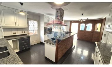 Amplia/luminosa casa 3 pisos (Pinares de Montemar)