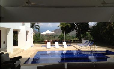 Casa en venta a puerta cerradas, Club Puerto Peñalisa, Girardot