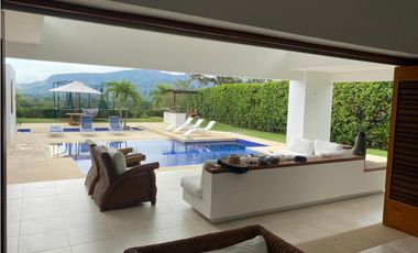 Casa en venta a puerta cerradas, Club Puerto Peñalisa, Girardot