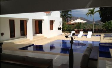 Casa en venta a puerta cerradas, Club Puerto Peñalisa, Girardot