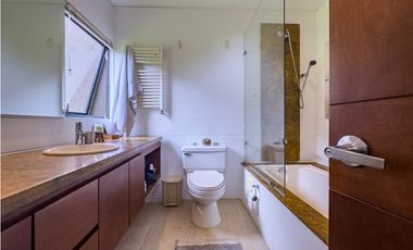 T Casa en venta con jardín privado, Condominio Arboletto, La Calera