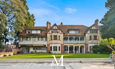 Casa quinta estilo Tudor Ingles Mansion con pileta, gimnasio, jardin y vista al rio 6 dormitorios