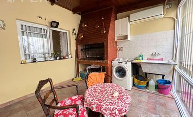 Venta de casa 3 ambientes con cochera en Wilde