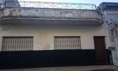 Amplia casa con 5 dormitorios, patio y terraza