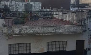 Amplia casa con 5 dormitorios, patio y terraza