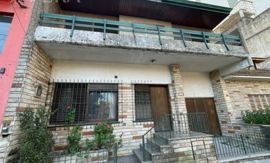 Venta casa 5 ambientes con cochera en Wilde