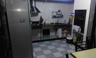 Excelente casa de 5 ambientes sobre terreno propio, en excelente estado super luminosa