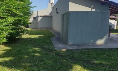 Casa en  venta City Bell 2 dormitorios   casa huéspedes 1 dormitorio lote 2500 m2