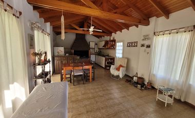 Casa en  venta City Bell 2 dormitorios   casa huéspedes 1 dormitorio lote 2500 m2