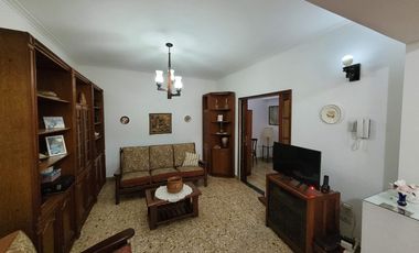 Casa en  venta City Bell 2 dormitorios   casa huéspedes 1 dormitorio lote 2500 m2