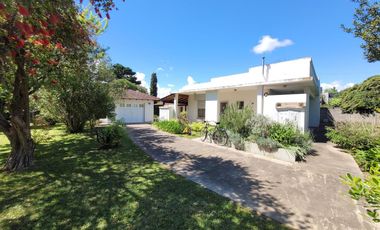 Casa en  venta City Bell 2 dormitorios   casa huéspedes 1 dormitorio lote 2500 m2