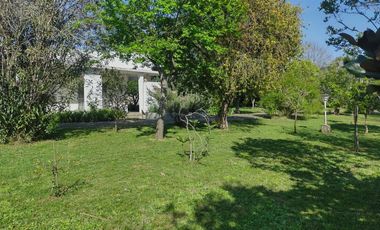 Casa en  venta City Bell 2 dormitorios   casa huéspedes 1 dormitorio lote 2500 m2