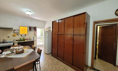 Casa en  venta City Bell 2 dormitorios   casa huéspedes 1 dormitorio lote 2500 m2