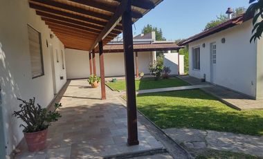 Casa en  venta City Bell 2 dormitorios   casa huéspedes 1 dormitorio lote 2500 m2