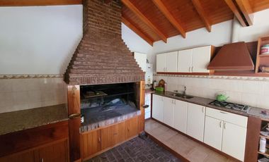 Casa en  venta City Bell 2 dormitorios   casa huéspedes 1 dormitorio lote 2500 m2