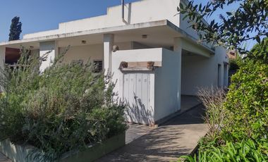 Casa en  venta City Bell 2 dormitorios   casa huéspedes 1 dormitorio lote 2500 m2