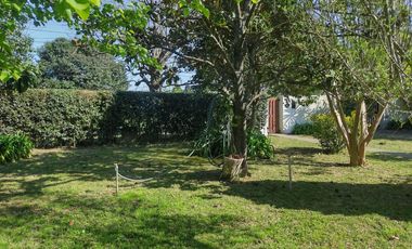 Casa en  venta City Bell 2 dormitorios   casa huéspedes 1 dormitorio lote 2500 m2