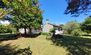 Casa en  venta City Bell 2 dormitorios   casa huéspedes 1 dormitorio lote 2500 m2