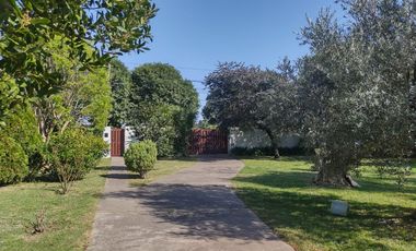 Casa en  venta City Bell 2 dormitorios   casa huéspedes 1 dormitorio lote 2500 m2