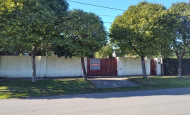 Casa en  venta City Bell 2 dormitorios   casa huéspedes 1 dormitorio lote 2500 m2