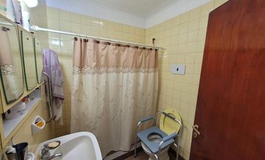 Casa en  venta City Bell 2 dormitorios   casa huéspedes 1 dormitorio lote 2500 m2