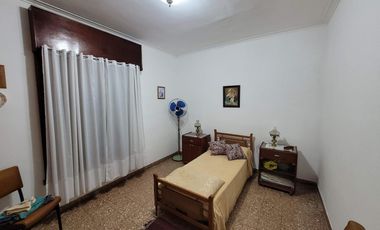 Casa en  venta City Bell 2 dormitorios   casa huéspedes 1 dormitorio lote 2500 m2